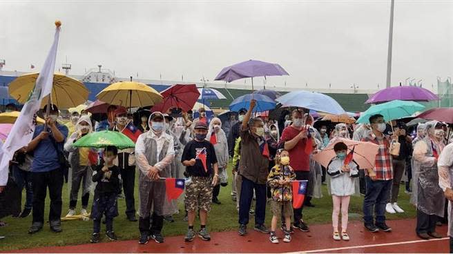 宜蘭縣大雨滂沱，卻不減民眾的熱情。（吳佩蓉攝）