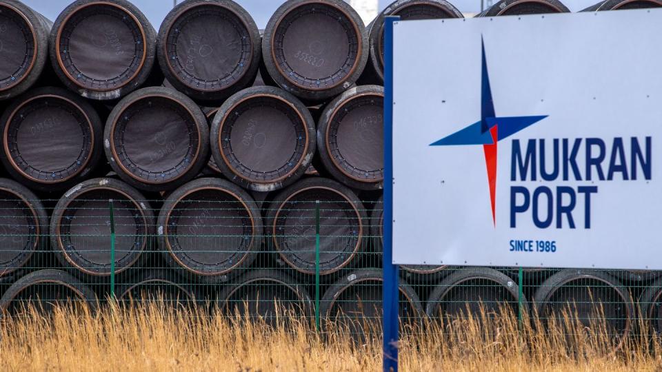Rohre für die Erdgaspipeline Nord Stream 2 werden im Hafen Mukran auf der Insel Rügen gelagert.