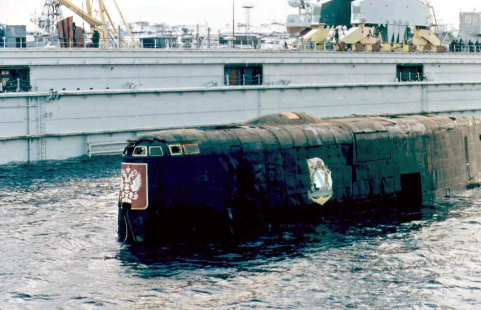 Der Turm der Kursk nachdem sie am 23. Oktober 2001 in den Hafen von Rosljakowo geschleppt wurde (Bild: EPA Pool/Stringer/AFP)