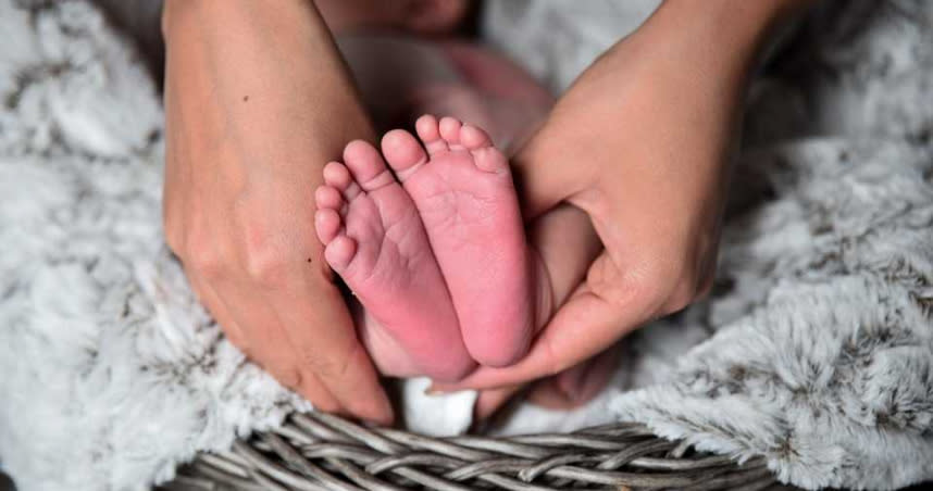 5個月大女嬰在沙發上猝死。（圖／Pixabay）