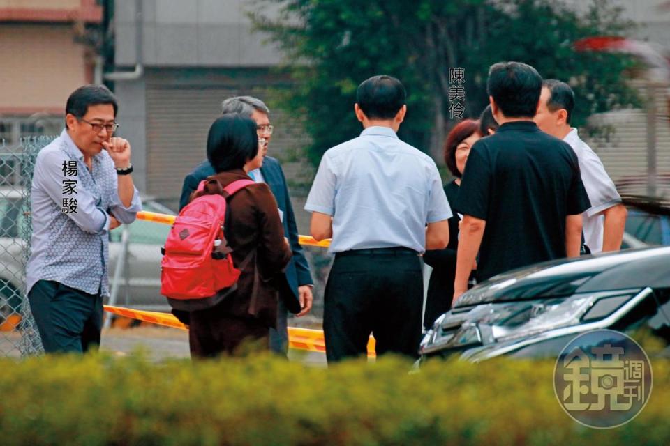 11月9日10:47，楊家駿陪同國發會主委陳美伶等長官視察時，在一旁默默咬著大拇指。