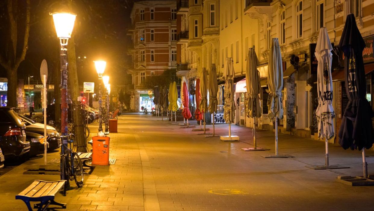 Das beliebte Schanzenviertel ist menschenleer, nachdem in Hamburg die nächtliche Ausgangsbeschränkung in Kraft getreten ist.