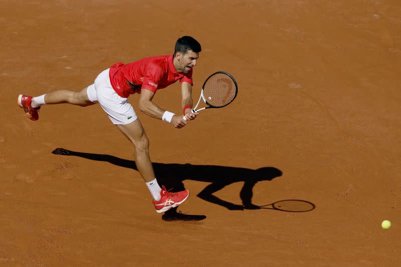 El tenista serbio Novak Djokovic en acción durante su partido de tercera ronda del Abierto de Francia frente al esloveno Aljaz Bedene, en Roland Garros, París, Francia