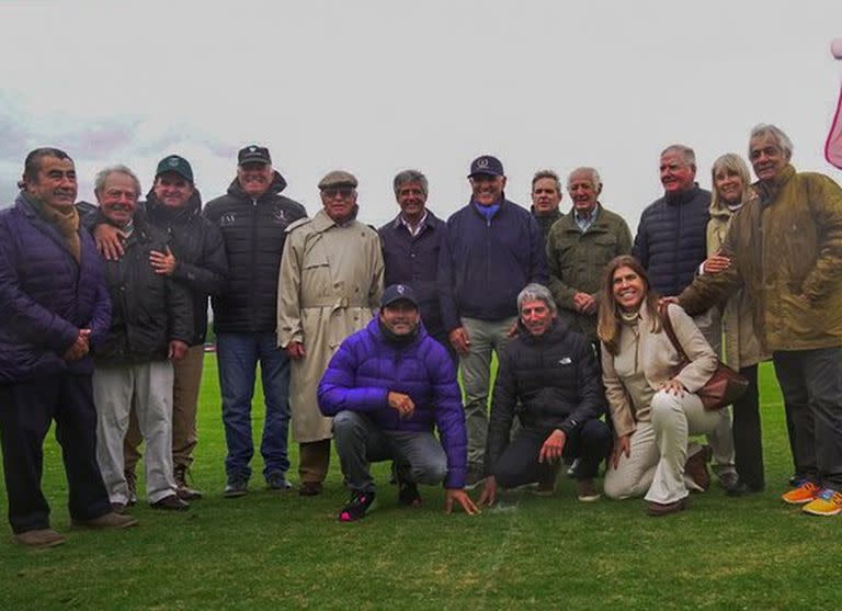 Adolfo Cambiaso (de azul), Delfín Uranga, Daniel González, Gastón Dorignac, Eduardo Heguy, Héctor Merlos, Benjamín y Horacio Araya, Alfredo Harriott y más allegados honraron a Juan Carlos Harriott (h.) y Francisco Dorignac en la imposición de sus nombres a las canchas 1 y 2 de Pilar.