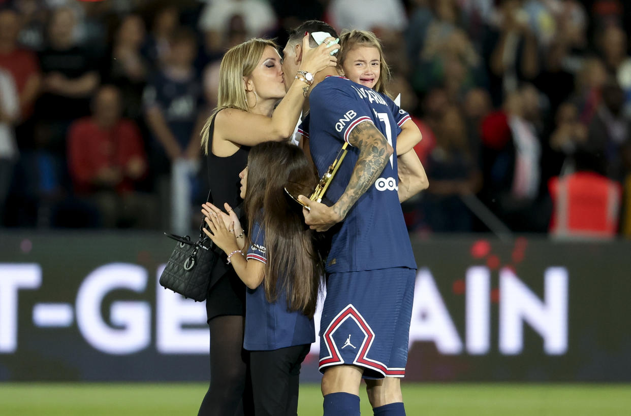 Ángel Di María, ex jugador del PSG, con su esposa Jorgelina Cardoso y sus hijas Mia Di María y Pia Di María. (Foto: John Berry/Getty Images)