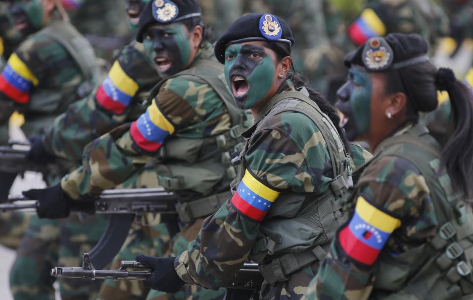 <p>Soldatinnen marschieren am venezolanischen Unabhängigkeitstag bei einer Militärparade durch Caracas. In dem südamerikanischen Land kommt es seit Monaten zu gewaltsamen Protesten gegen das Regime von Staatspräsident Nicolás Maduro. (Bild: AP Photos/Ariana Cubillos) </p>