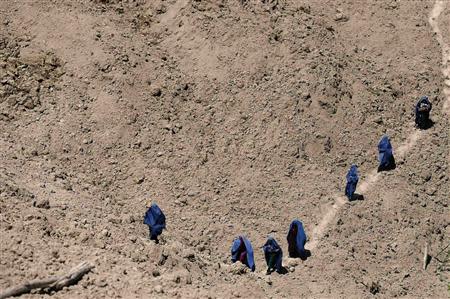 Afghan women arrive at the site of a landslide, after the dead body of a woman was found, at the Argo district in Badakhshan province May 6, 2014. REUTERS/Mohammad Ismail
