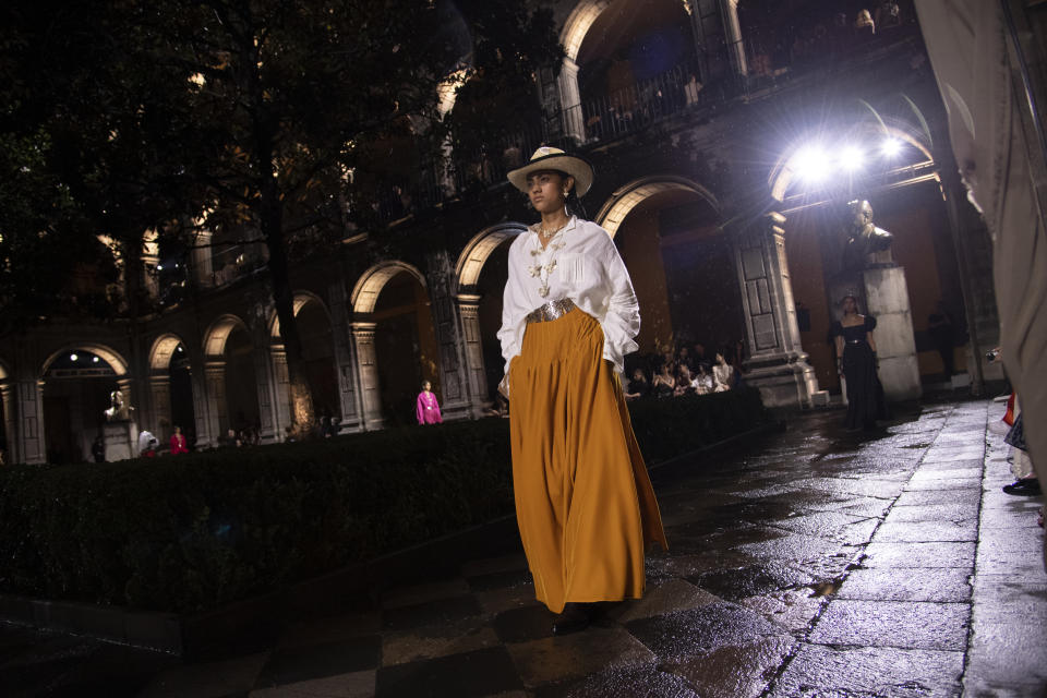 Otro de los 'looks' de la colección Cruise 2024 de Dior que la firmo creó en colaboración con tejedoras indígenas mexicanas (Photo by Giovanni Giannoni/WWD via Getty Images)