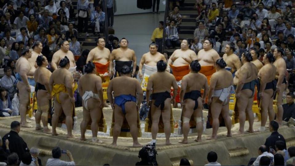 《相撲道》中紀錄了兩國國技館相撲選手的練習時刻。（圖／台北双喜電影提供）