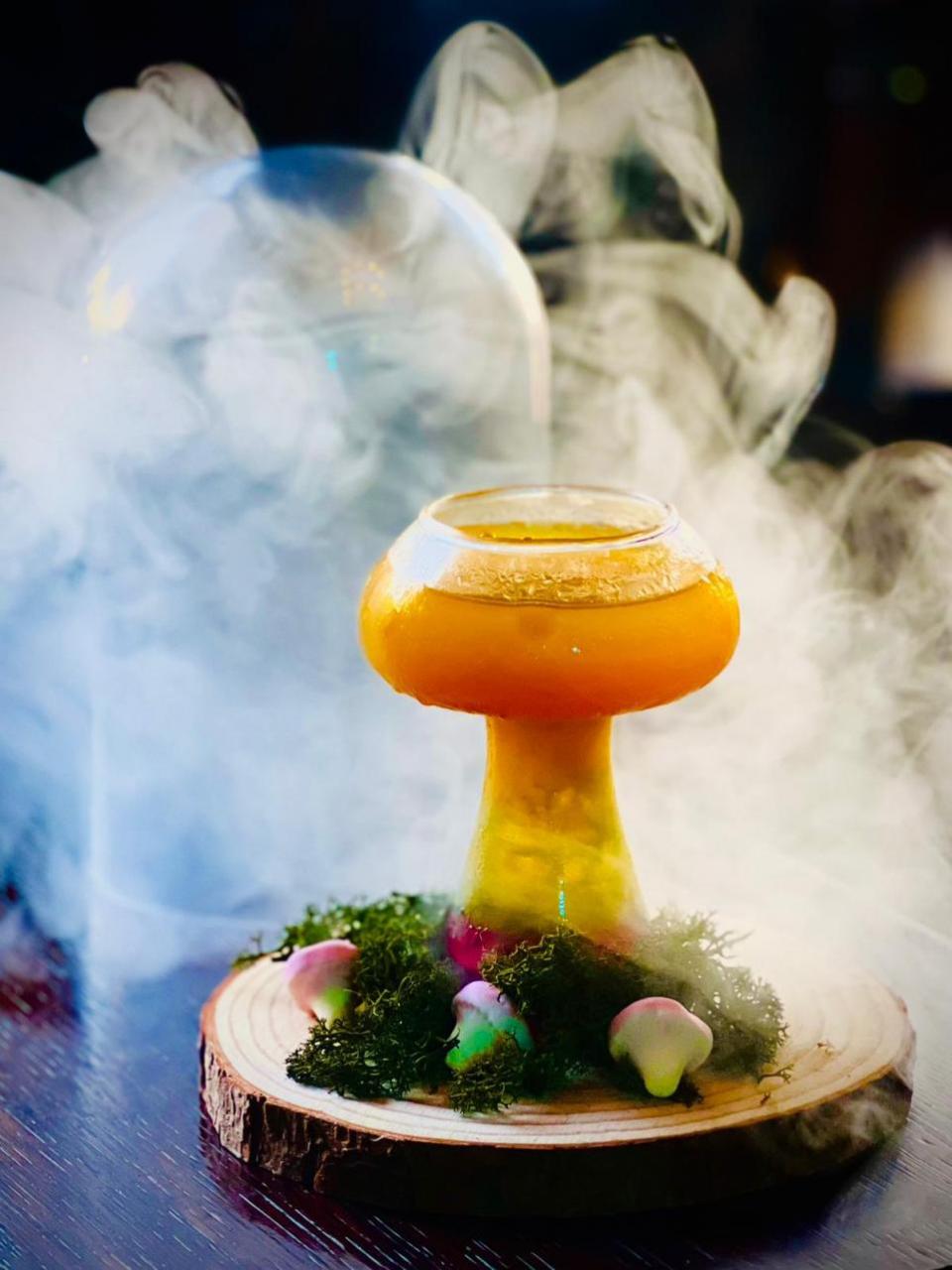 Daily Echo: Mystic Mushroom, ein Cocktailgetränk, das in der Dark Arts Potion und Puzzel Bar serviert wird 