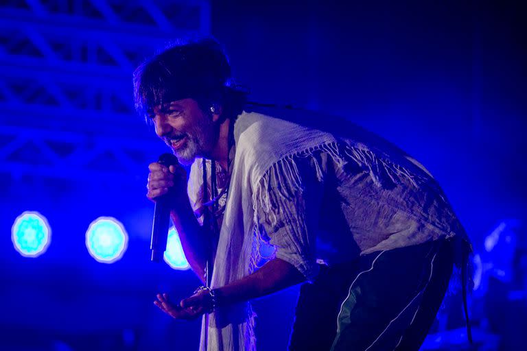 Adrián Dárgelos durante el show de Babasónicos, en el Escenario Norte del Cosquín Rock 2022 - Día 1