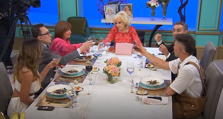 El brindis de Patricia Bullrich en la Mesa de Mirtha Legrand.