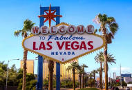 <p>Teniendo en cuenta que en Las Vegas puedes declararte y casarte en un mismo día, no nos extraña que sea uno de los destinos más votados de la encuesta de EliteSingles. (Foto: Pixabay / <a rel="nofollow noopener" href="https://pixabay.com/photos/sign-las-vegas-nevada-iconic-2237590/" target="_blank" data-ylk="slk:skeeze;elm:context_link;itc:0;sec:content-canvas" class="link ">skeeze</a>). </p>