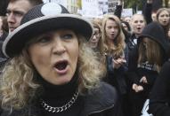 Mujeres polacas vestidas de negro y algunos partidarios varones corean lemas en una marcha durante una huelga y manifestación nacional para protestar por una iniciativa legislativa de veto total al aborto en Polonia, el lunes 3 de octubre de 2016. (AP Foto/Czarek Sokolowski)