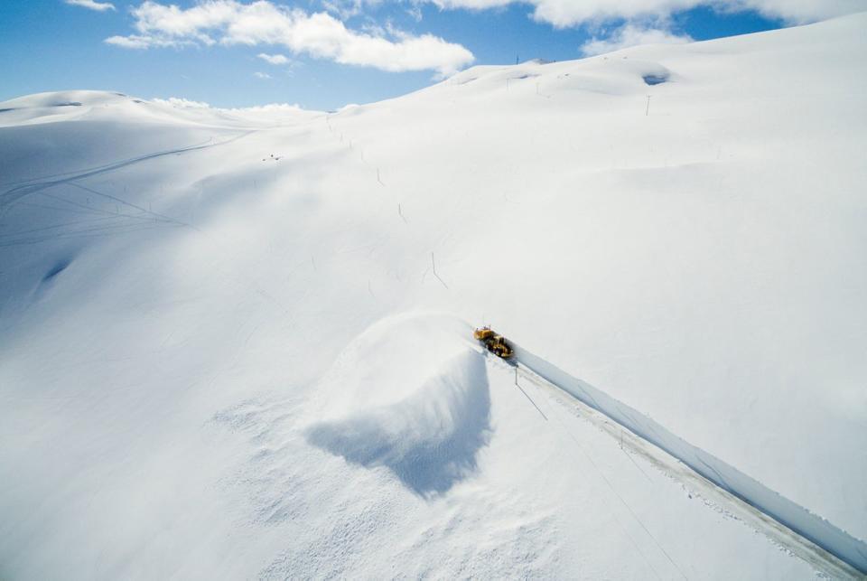 <p>Eine Maschine arbeitet sich im norwegischen Krossbu ihren Weg durch den Schnee, um die Straßen des Sognefjellet-Berges zu reinigen. (Bild: NTB Scanpix/Tore Meek/Reuters) </p>