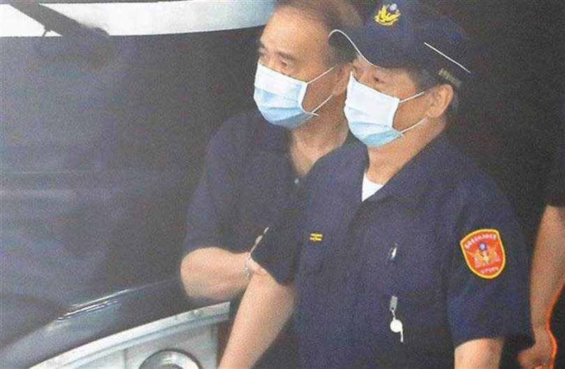 台北地檢署21日依貪汙罪起訴立委廖國棟（左），查出他收賄後威脅經濟部官員。（圖／中國時報季志翔攝）