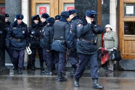 Policías reunidos a las afueras de la estación de metro Ploschad Revolyutsii en Moscú, abr 3, 2017. Once personas murieron y 45 resultaron heridas el lunes cuando una explosión destruyó un vagón del metro de San Petersburgo, en un ataque que habría sido perpetrado por un suicida relacionado con radicales islamistas, dijo la agencia de noticias rusa Interfax citando a una fuente de seguridad. REUTERS/Sergei Karpukhin