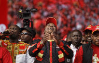 <p>Kenya’s President Uhuru Kenyatta laughs at a song that was played over the loudspeakers, at an election rally in Uhuru Park in Nairobi, Kenya, Friday, Aug. 4, 2017. (Photo: Ben Curtis/AP) </p>