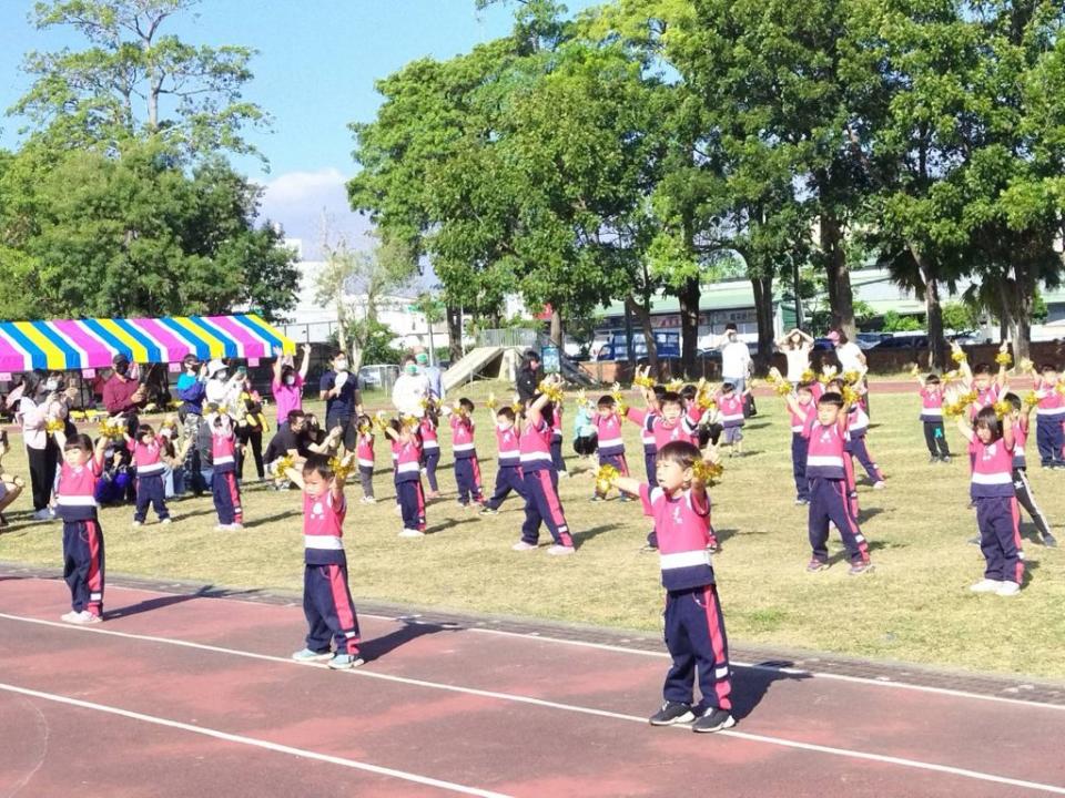 鹽水國小一百廿五週年校慶運動會，學生們展現熱情和活力。（記者陳佳伶攝）