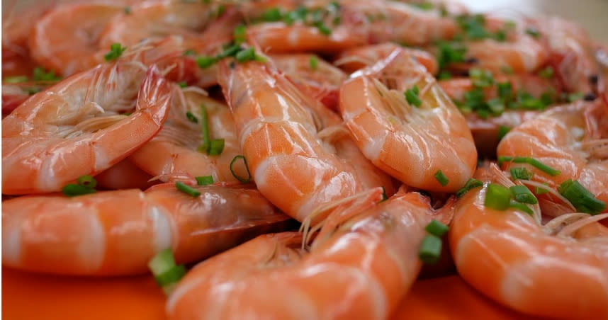 男子一餐吃了5、60隻蝦子，醫師發現他的胃竟已經脹到是正常胃的5倍大，還因此導致急性腸阻塞。（示意圖／pixabay）