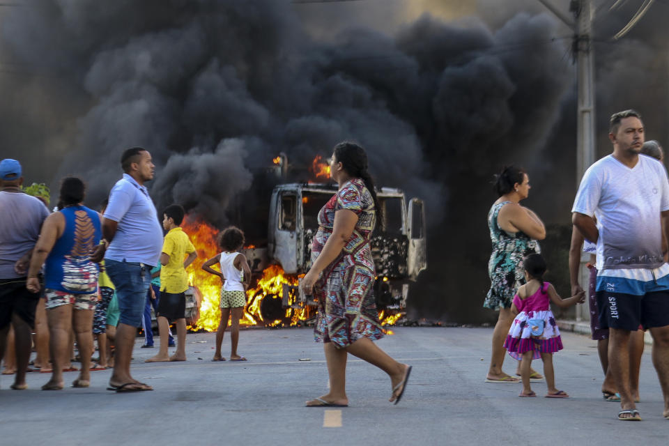 Im Zuge von Gang-Rivalitäten brannte im Januar 2019 ein Truck mitten auf der Straße in Fortaleza, Brasilien, aus. (Bild: ALEX GOMES/AFP/Getty Images)