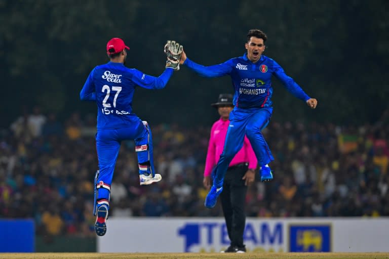 Afghanistan's Rahmanullah Gurbaz (R) celebrates with Afghanistan's wicketkeeper Mohammad Ishaq after taking the wicket of Sri Lankan batter Dasun Shanaka during the third and final T20 (Ishara S. KODIKARA)