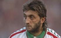 So sehen deutsche Fußball-Albträume aus: Trifon Ivanov, zu aktiven Zeiten auch bekannt als "bulgarischer Wolf". Hierzulande wird man sich gut erinnern. Der Verteidiger gehörte 1994 zu der bulgarischen Elf, die Deutschland im Viertelfinale aus der WM in den USA kickte. (Bild: Gary M. Prior/Allsport/Getty Images)