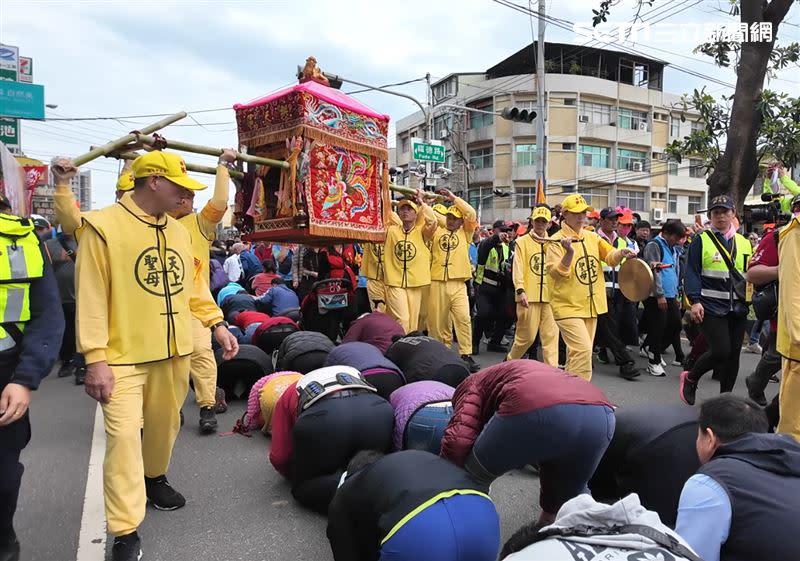 白沙屯媽祖在進香路上讓信眾鑽轎底（圖／翻攝自寶島神很大）