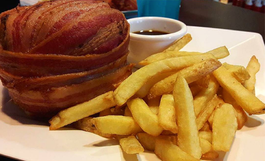 Frittierter Bacon-Burger