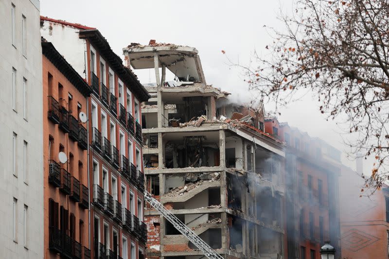 Humo elevándose de un edificio dañado después de una explosión en el centro de Madrid, en Madrid España el 20 de enero de 2021