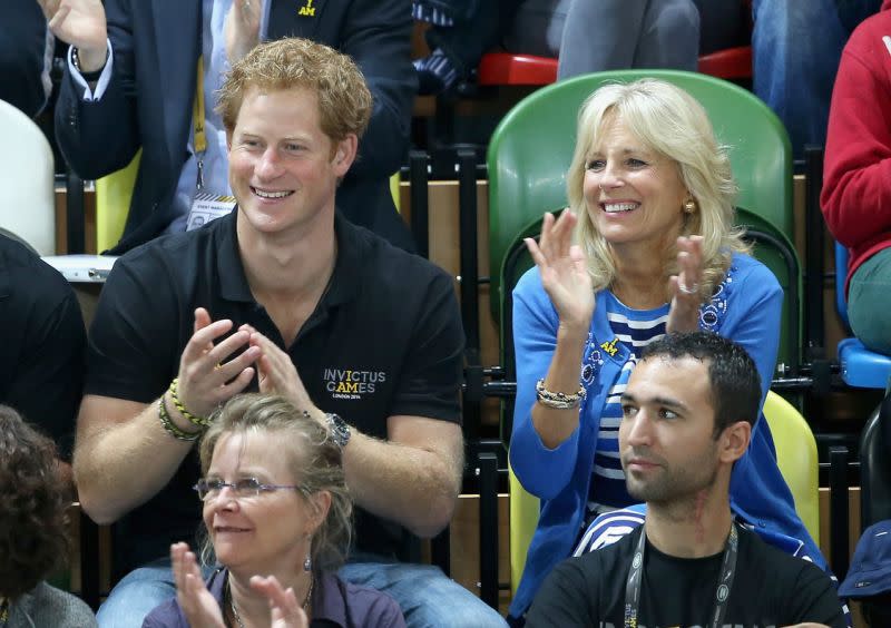 El príncipe Harry y Jill Biden mirando el baloncesto en silla de ruedas en 2014 en Londres. (Getty Images)