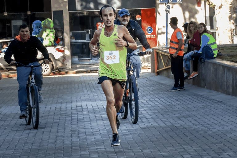 Brian Burgos, a toda velocidad con sus zapatillas, por las calles de su Río Cuarto natal