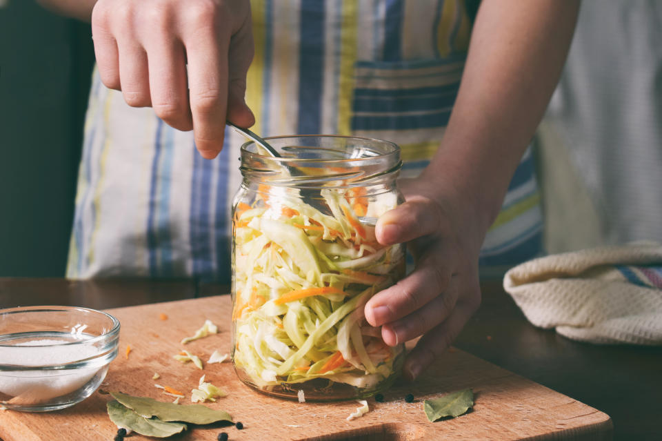 Elaborar fermentados en casa es laborioso. Si vas a hacerlo, puedes consultar fuentes como el libro <a href="https://www.casadellibro.com/libro-fermentados-gourmet-los-fundamentos-de-la-paleodieta/9788441538733/4744130?gclid=cj0keqjw6-pjbrco_br1qoob4labeiqaekqcvyoqyndr2pc99uvqcnwksgealkya-0l0okrajfbfpiuaapqz8p8haq&utm_source=google&utm_medium=cpc&utm_campaign=19330" rel="nofollow noopener" target="_blank" data-ylk="slk:Fermentados Gourmet. Los fundamentos de la Paleodieta;elm:context_link;itc:0;sec:content-canvas" class="link "><em>Fermentados Gourmet. Los fundamentos de la Paleodieta</em></a> (Anaya Multimedia). (Foto: Getty)