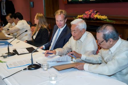 Representative of the Philippine government Jesus Dureza, Norwegian Foreign Minister Boerge Brende (C) and representative of National Democratic Front (NDF) Luis Jalandoni (2nd R) after signing an indefinite ceasefire agreement, in Oslo, Norway August 26, 2016. NTB Scanpix/Berit Roald/via REUTERS