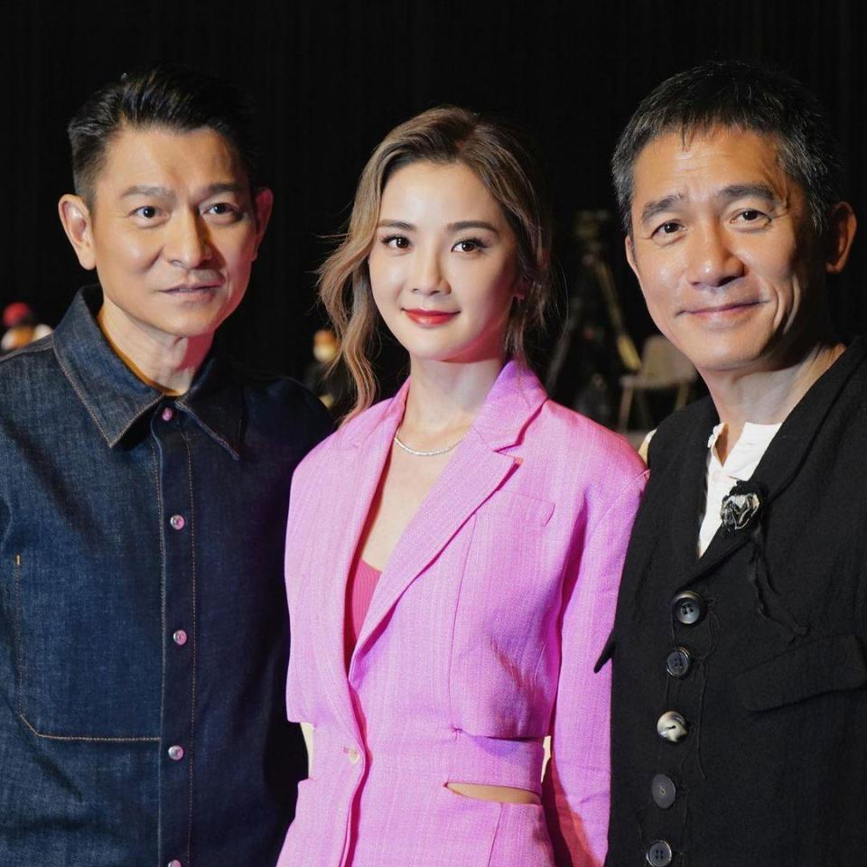 阿Sa（中）和劉德華（左）、梁朝偉（右）出席《金手指》發布會。（翻攝Charlene Choi IG）