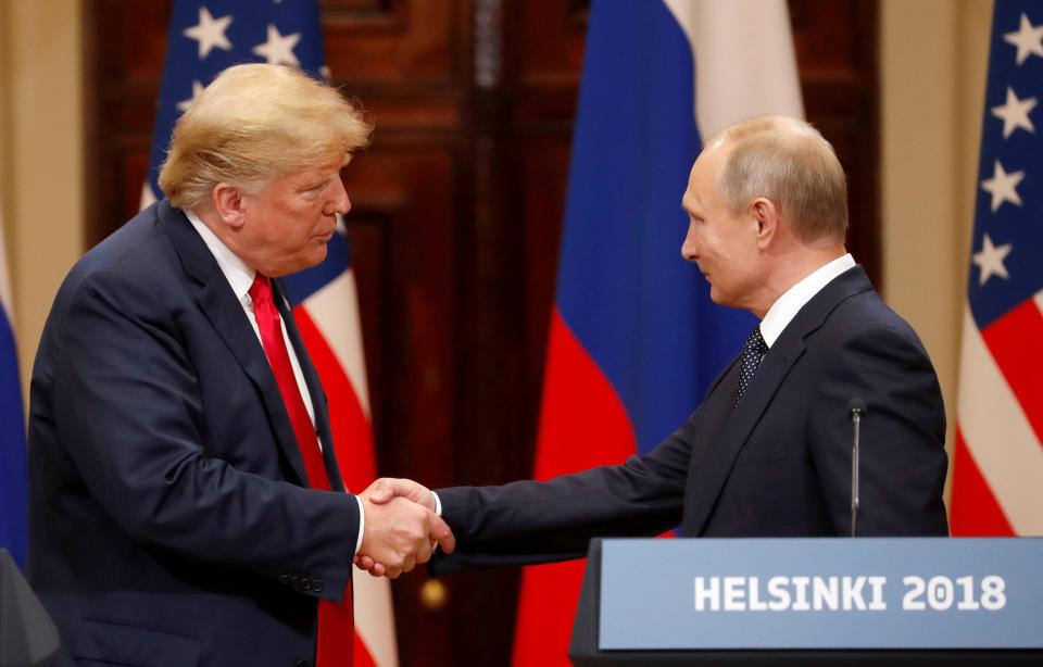 El presidente de los EEUU, Donald J. Trump (i) estrecha la mano de su homólogo ruso, Vladimir Putin (d), durante una rueda de prensa tras su reunión en el Palacio Presidencial de Helsinki (Finlandia) el 16 de julio de 2018. EFE/ Anatoly Maltsev