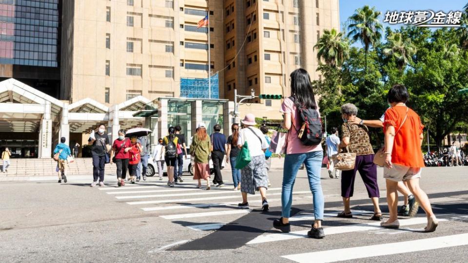 行人是道路上最弱勢的用路族群。(圖片來源/ 達志影像Shutterstock)