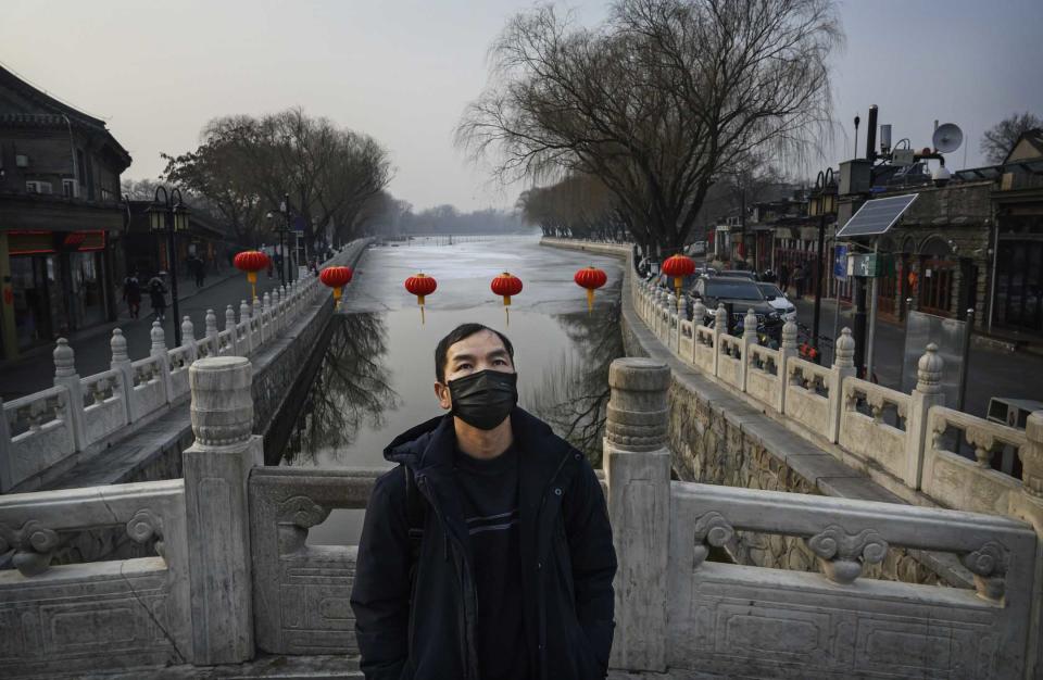 2020年1月26日，春節期間，一名男子站在后海的一座橋上戴著防護口罩。