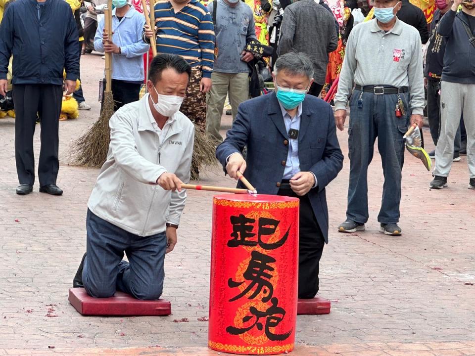 嘉義縣長翁章梁、台灣民眾黨主席柯文哲等人一同點響起馬炮，恭迎媽祖出巡。（圖：龐清廉攝）