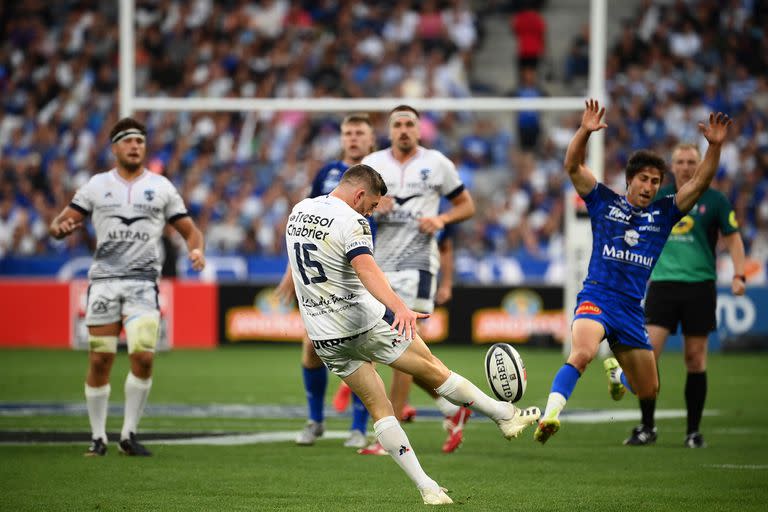 Patea el fullback Anthony Bouthier, autor del excelente tercer try de Montpellier; el conjunto del sur de Francia cuenta con varias estrellas, producto del dinero que destina Altrad al club.