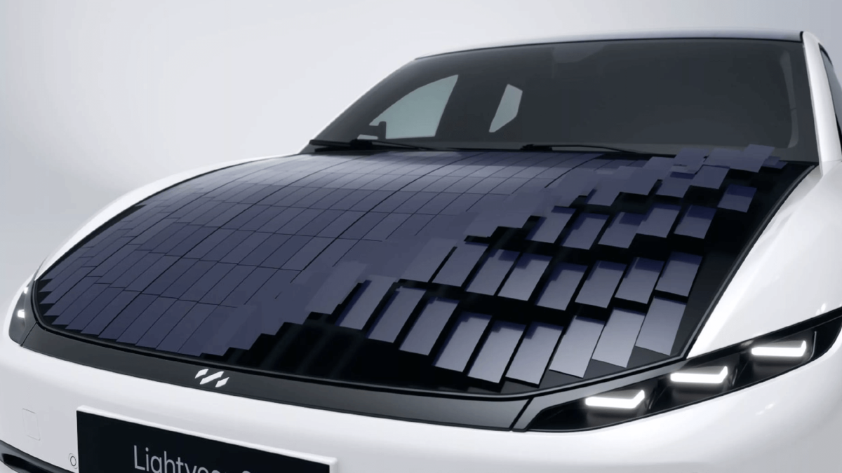 Този автомобил, захранван със слънчева енергия, може да измине 500 мили, без да се налага да презарежда – и струва само $40 000