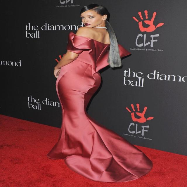 PHOTOS] Rihanna Hides Fuller Figure On Red Carpet In Tent Dress