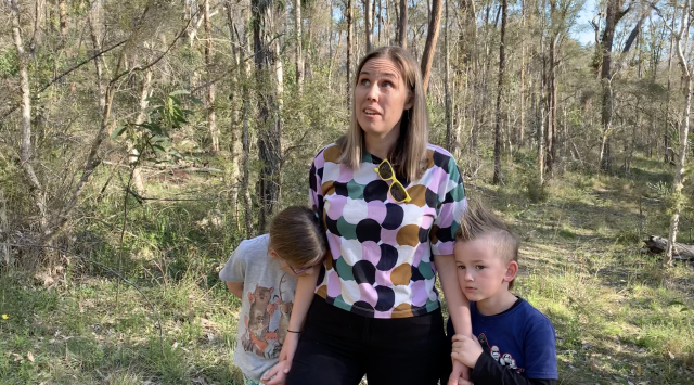 Chantal Parslow Redman and her children Neve and Torin search for koalas. Source: Michael Dahlstrom / Yahoo News Australia