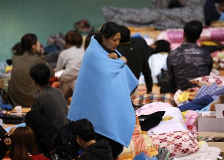 Familiares de los pasajeros del ferry "Sewol" aguardan noticias de las misiones de rescate en un gimnasio en la ciudad de Jindo, abr 21, 2014.