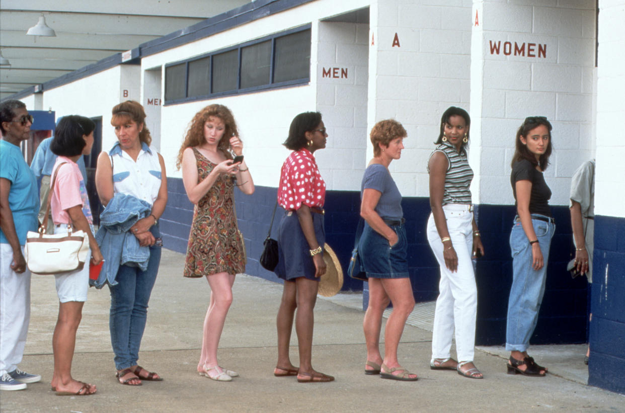 Frauen stehen vor der Toilette Schlange, Männer nicht - ein häufiges Bild (Symbolbild: Getty Images)