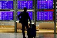 Ein Passagier informiert sich am Frankfurter Flughafen über die Flugzeiten während des Pilotenstreiks der Airline “Lufthansa”. (Bild: Ralph Orlowski/Reuters)