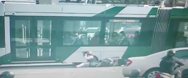 圖：劉女騎車在苓雅區凱旋路段擦撞輕軌。（警方提供）