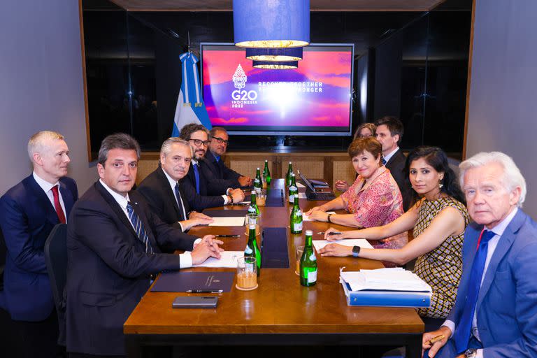 Fernández y Georgieva, junto a sus respectivos equipos, en Bali, Indonesia