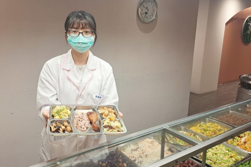 衛福部台北醫院營養師王盈媗表示，注重均衡飲食與運動雙管齊下才能預防及改善肌少型肥胖。（記者吳瀛洲攝）