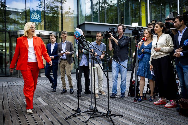 La viceprimera ministra holandesa y responsable de Finanzas, Sigrid Kaag, en su anuncio de que deja la política. (Remko de Waal / ANP / AFP) 